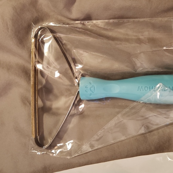 Pet fur removal tool for carpet, couch, or anything your fur baby sleeps on! - Picture 2 of 4
